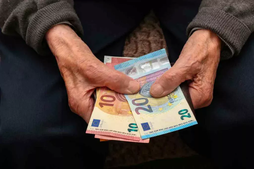 Ein Universitätsprofessor ist überzeugt: Die Rentenzahlungen an Rentner müssen eingestellt werden