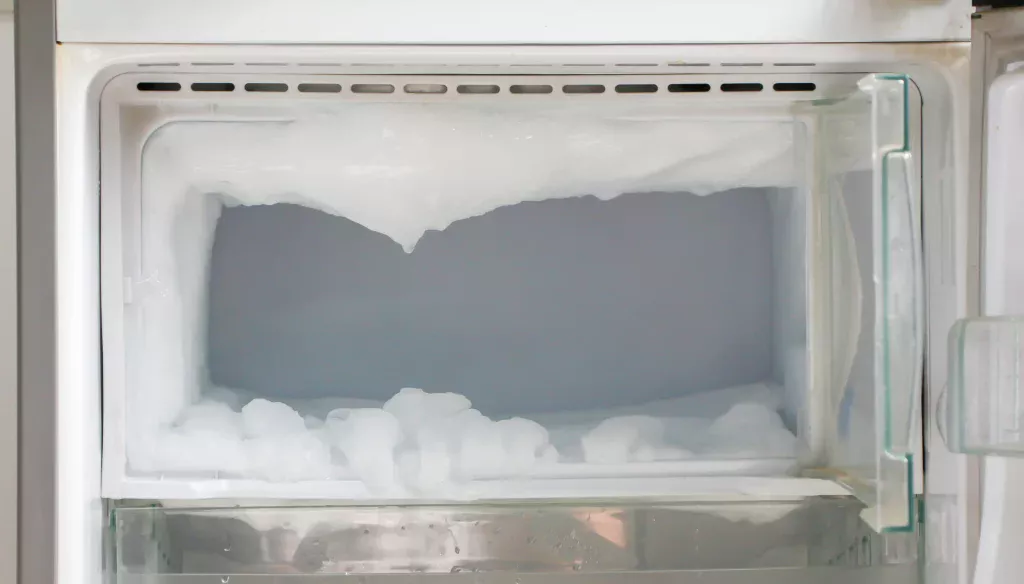 Mit einem einfachen Trick mit Alufolie können Sie in wenigen Minuten das Eis aus Ihrem Gefrierschrank entfernen