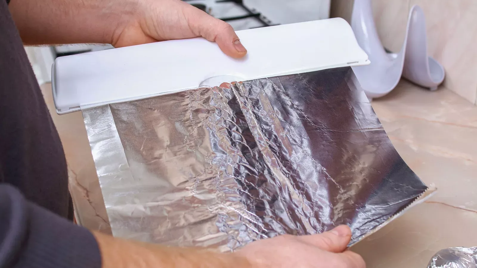 Mit einem einfachen Trick mit Alufolie können Sie in wenigen Minuten das Eis aus Ihrem Gefrierschrank entfernen