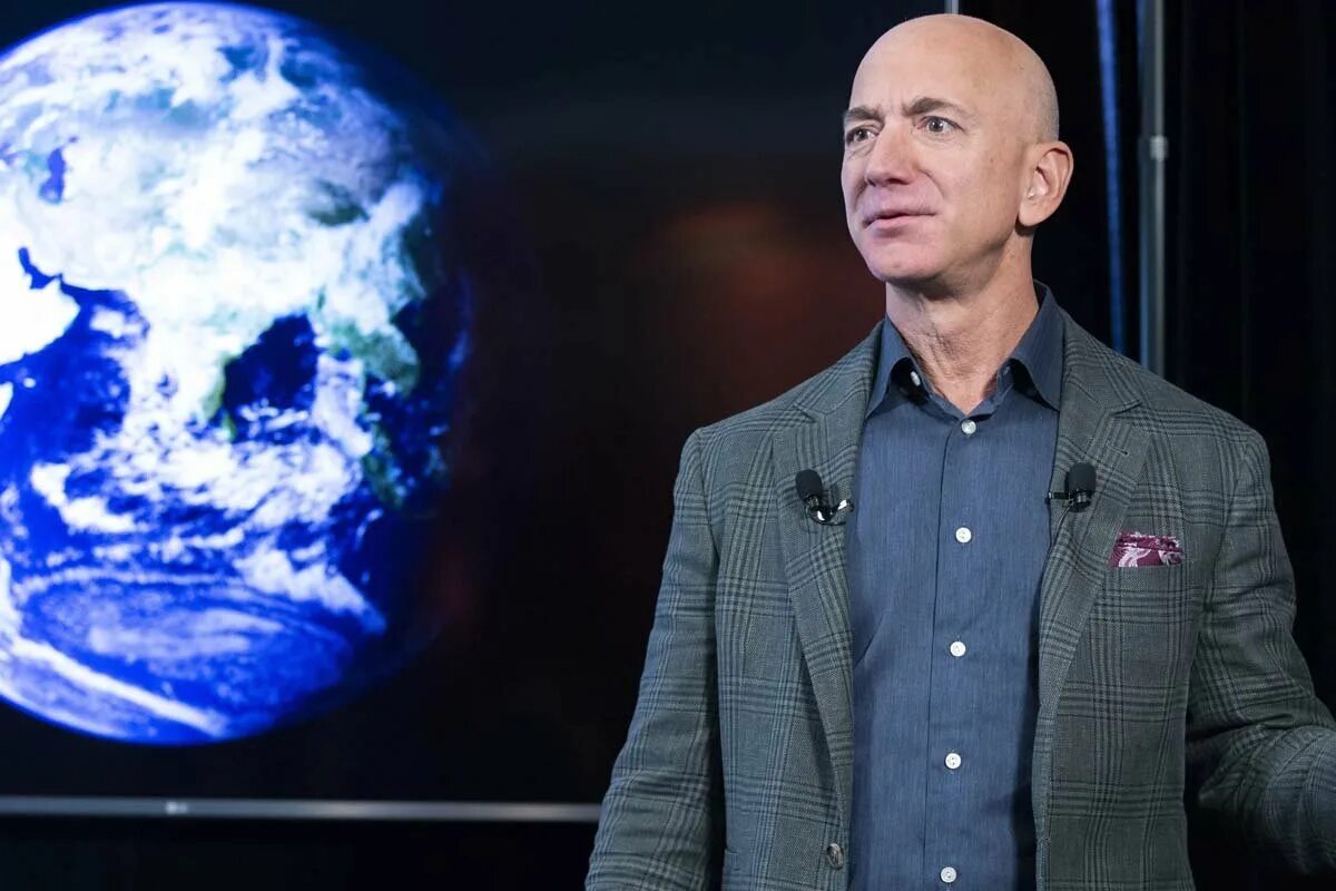 Jeff Bezos, Gründer von Amazon, im Krieg mit Elon Musk: „Wir können die gesamte schwere und umweltverschmutzende Industrie ins All verlagern, aber die Erde muss für Wohnraum und Leichtindustrie bestimmt sein.“