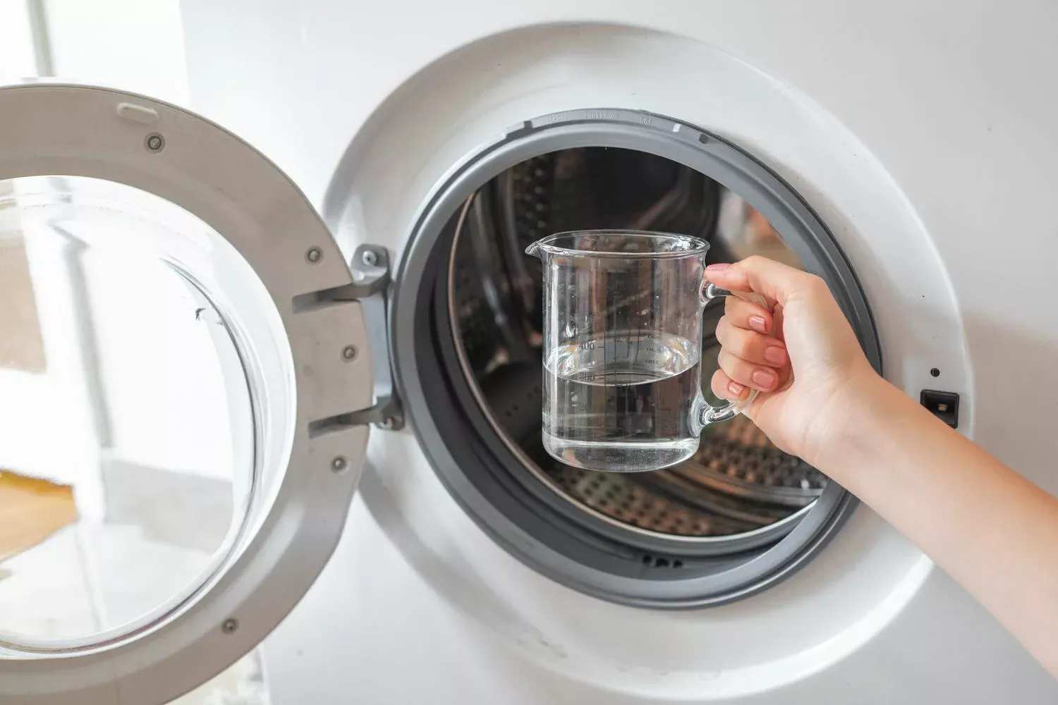 Wir geben sie instinktiv in die Waschmaschine. Dadurch verlieren die Textilien ihre Form und nehmen kein Wasser mehr auf.