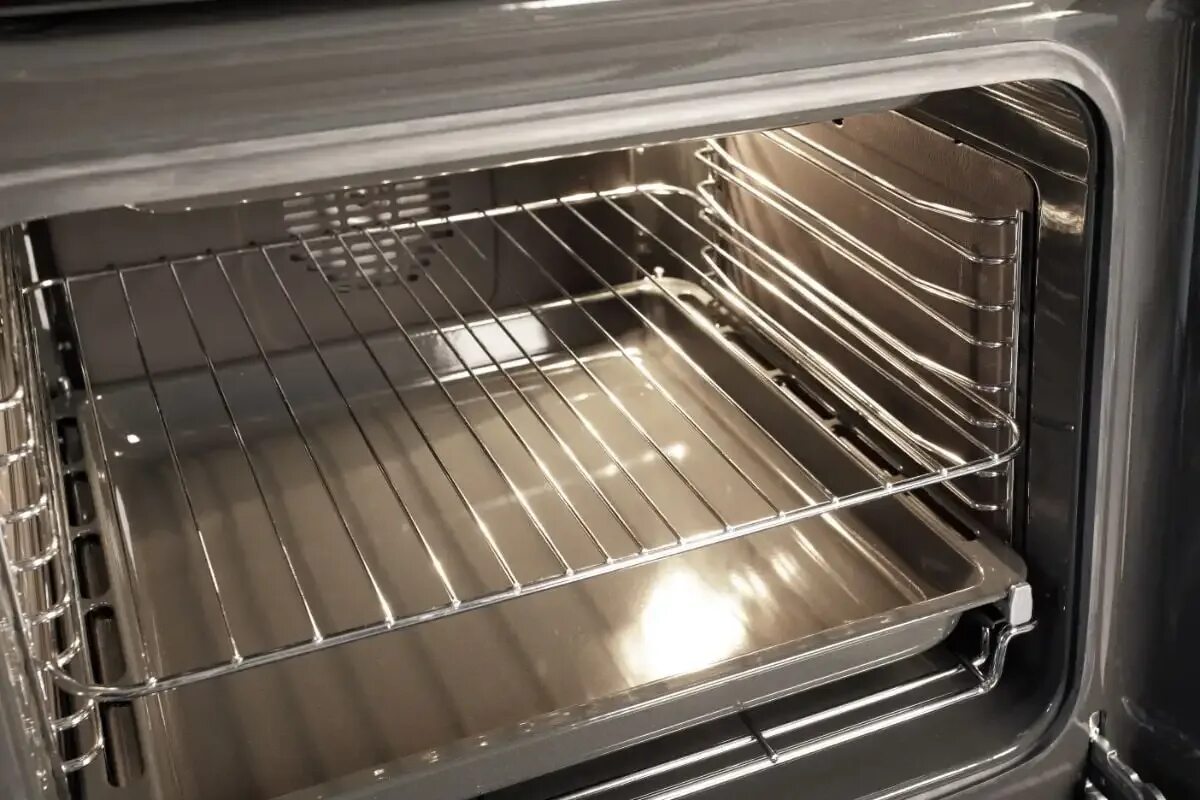 Eine wenig bekannte und effektive Methode, um den Backofen im Schlaf blitzblank zu reinigen