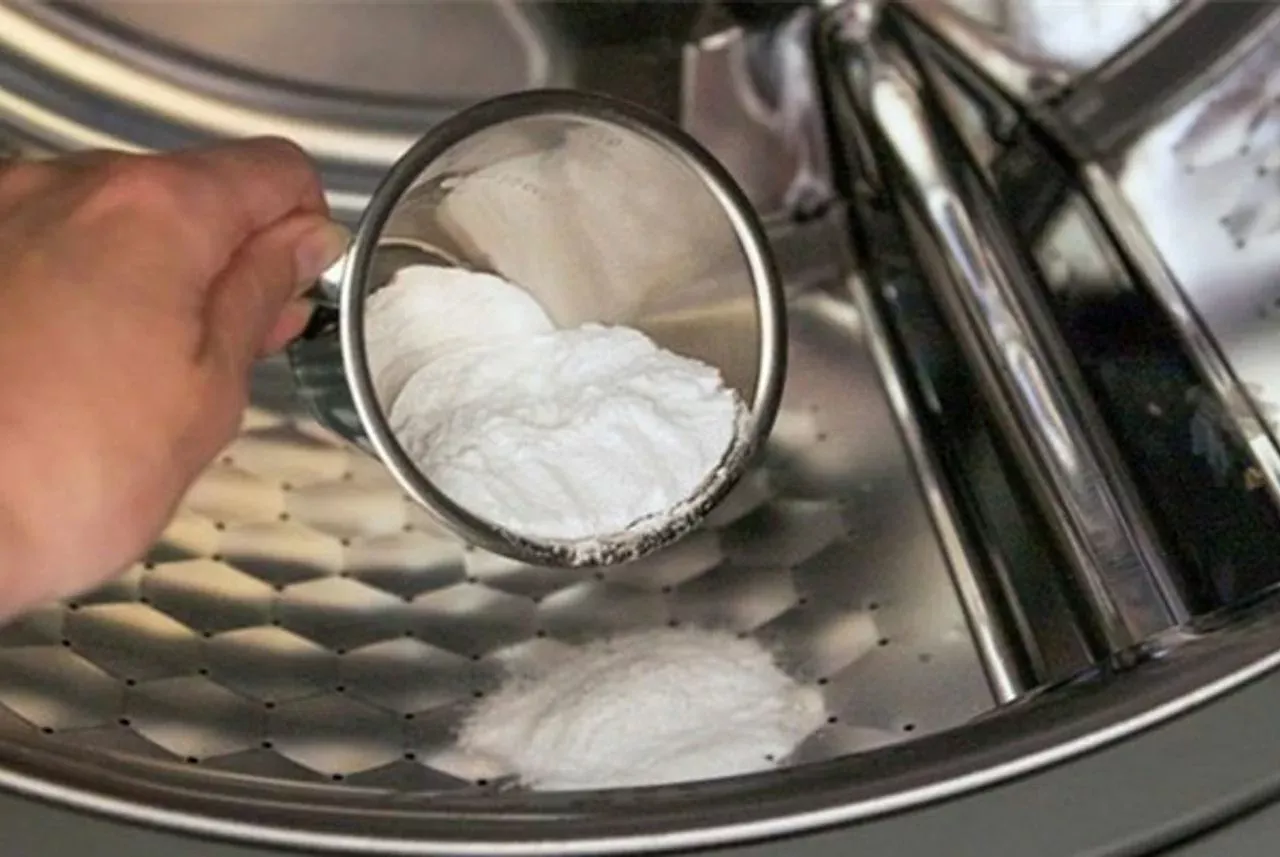 Geben Sie 2 Esslöffel weißes Pulver aus Ihrer Küche in die Waschmaschine. Ihre Wäsche wird strahlender weiß als je zuvor!