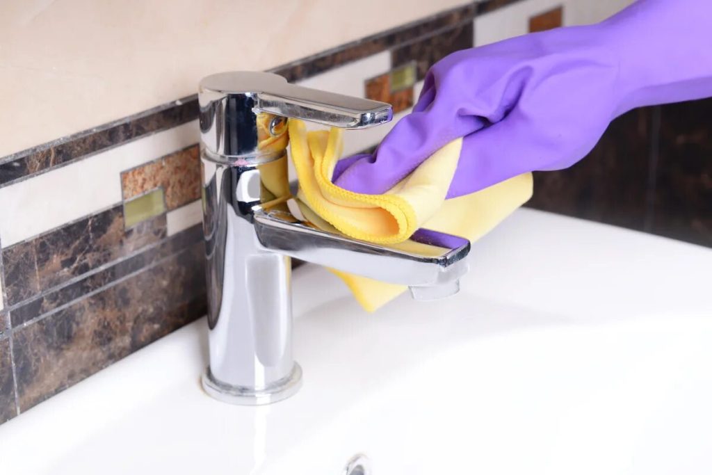 Ein einfacher Trick mit Salz, um Ihr Badezimmer mühelos wieder in seinen ursprünglichen Zustand zu versetzen