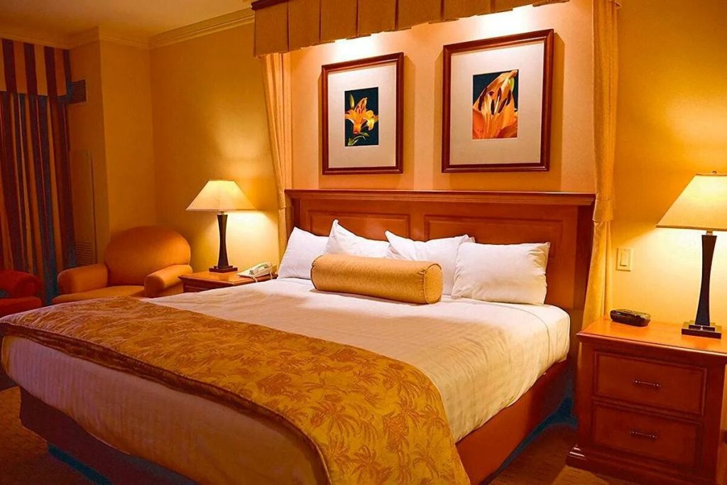 Was sollte man laut Feng Shui niemals unter dem Bett aufbewahren?