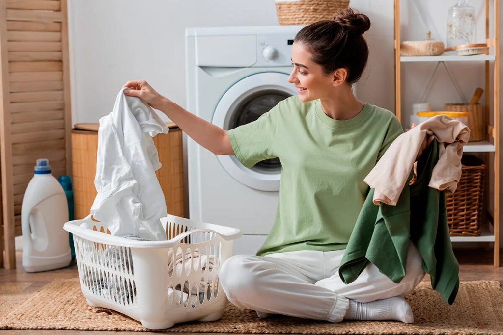 Nie wieder Socken auf dem Boden: MIT DIESER METHODE ist schmutzige Wäsche immer weggeräumt und bereit zum Waschen!