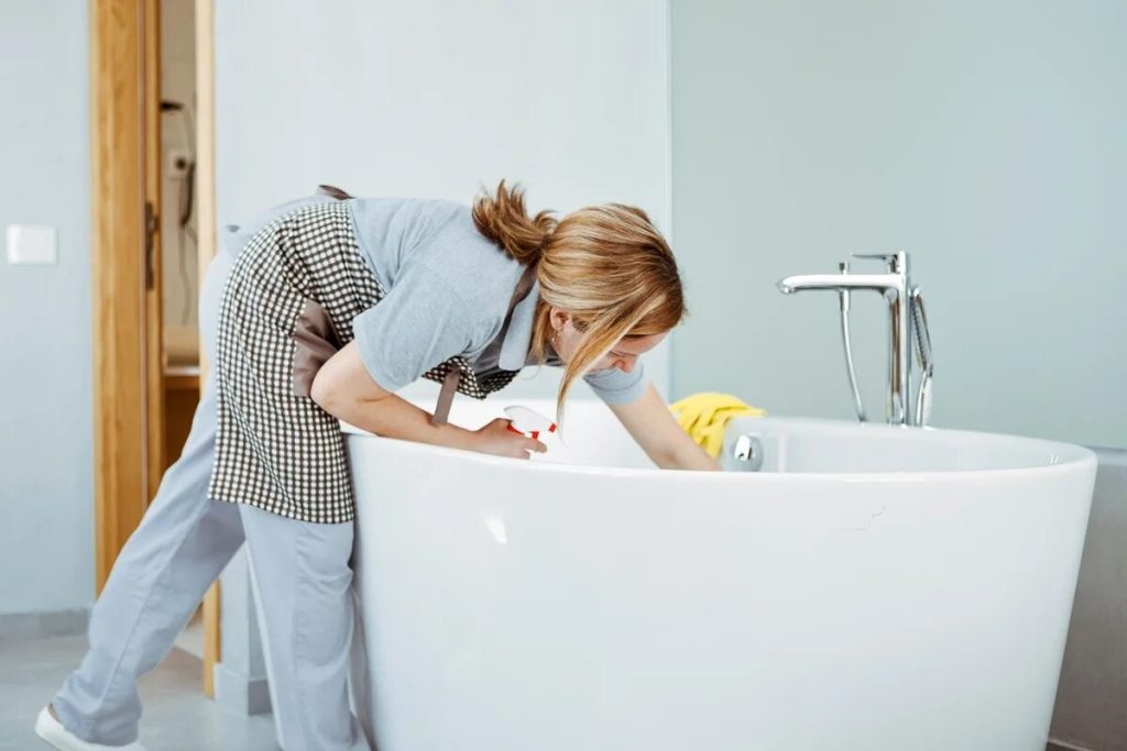Das Badezimmer strahlend weiß geputzt: die einfachsten und effektivsten Tricks von einer bekannten Putzfrau.