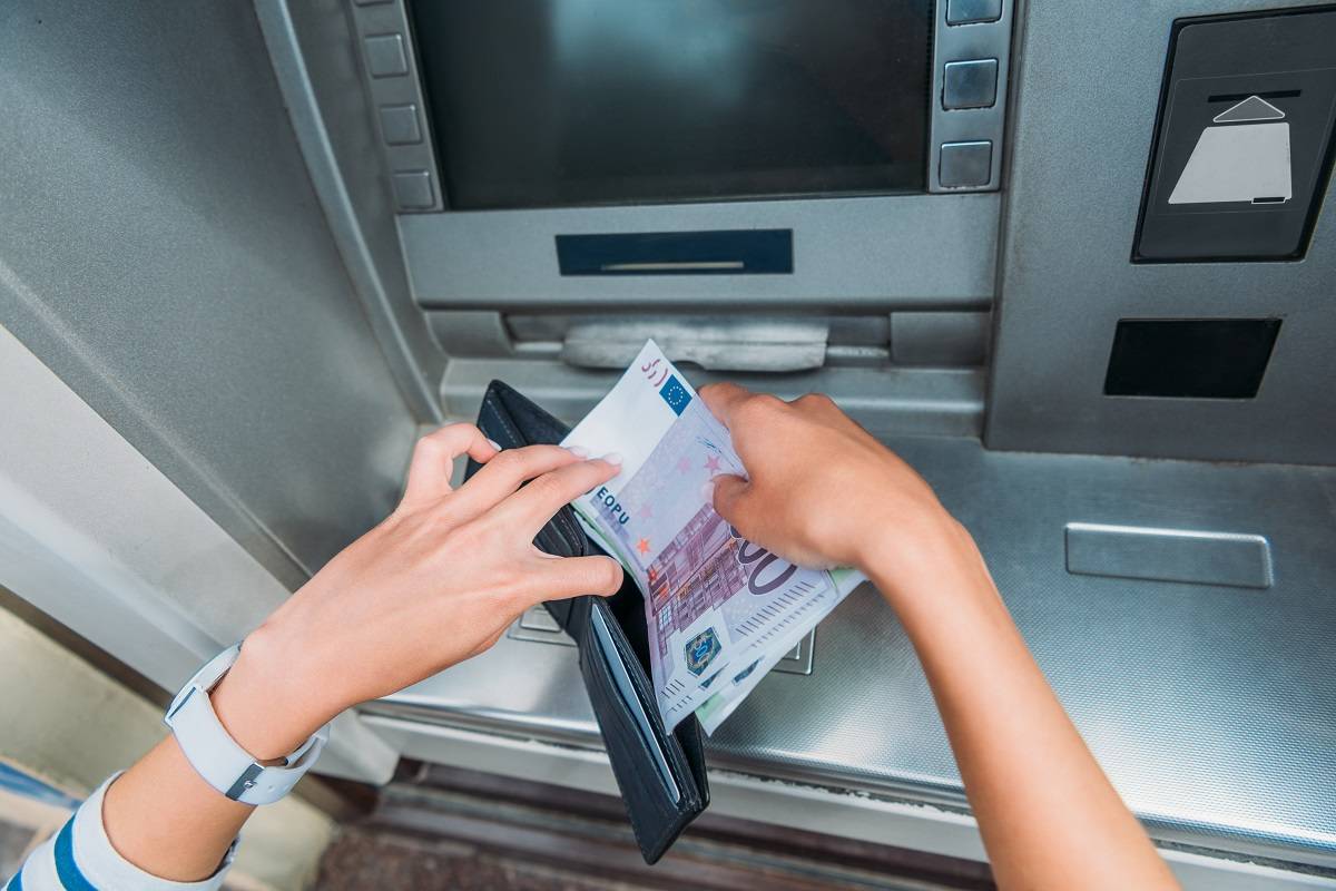 Heben Sie nie wieder so viel Geld am Geldautomaten ab: Das Finanzamt wird Sie aufspüren.