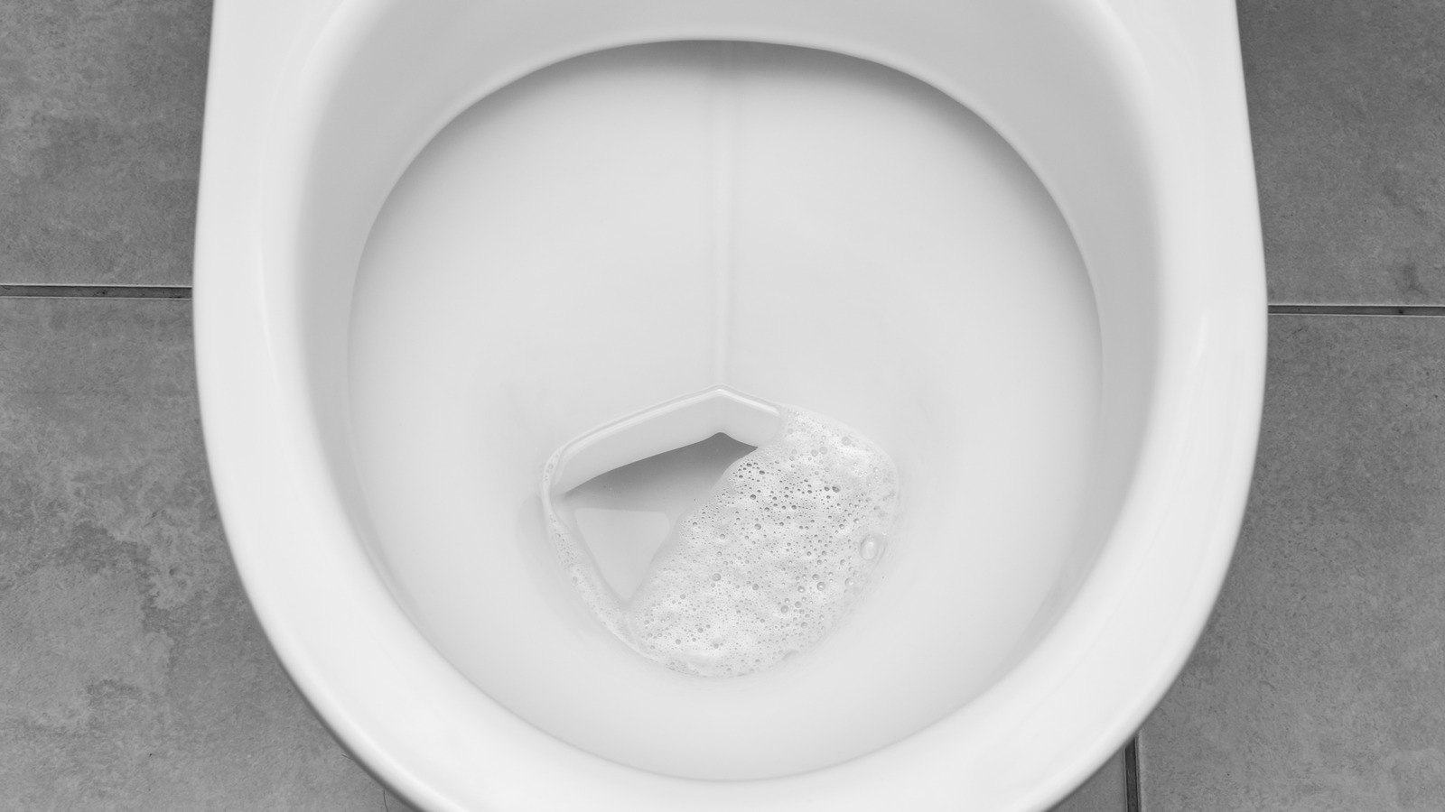 Omas Geheimnis, um sich keine Gedanken über die Sauberkeit der Toilette zu machen: Drei Folienkugeln reichen aus