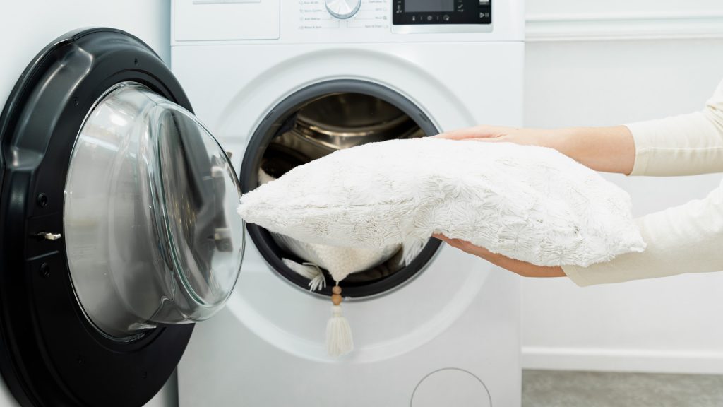 Die Wäscherei empfiehlt, Kissen auf diese Weise zu waschen. Mischen Sie zwei preiswerte Zutaten, und die gelben Flecken werden verschwinden. Methode zum Waschen von Kissen