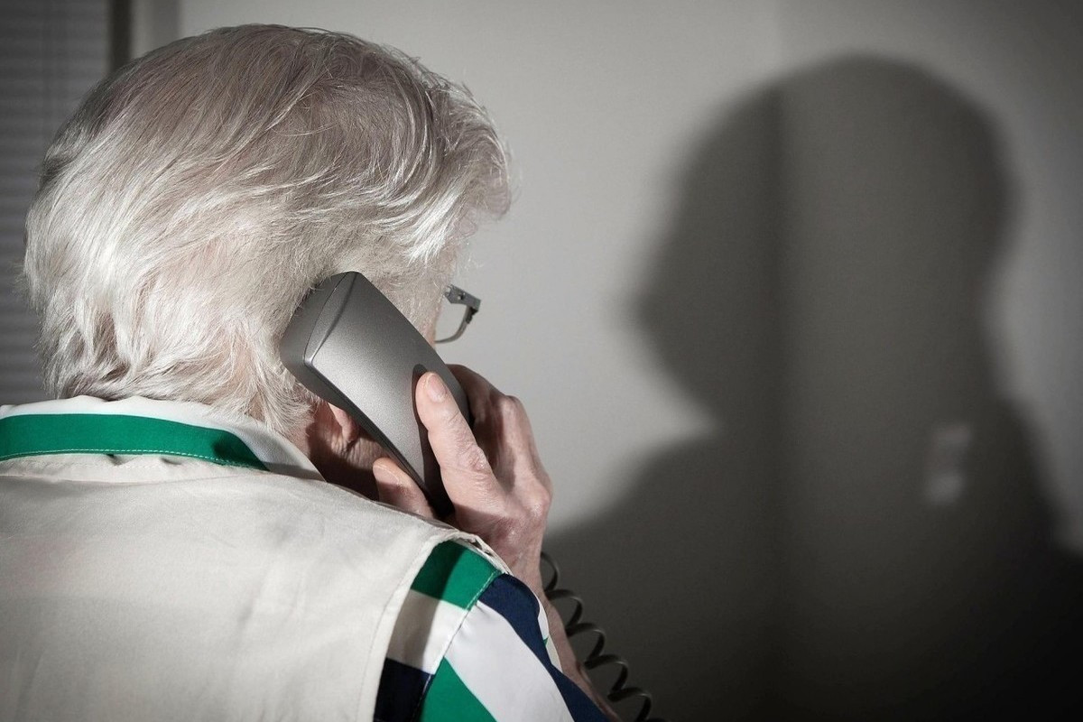 Eine 74-jährige Frau bringt 5.000 Euro zur Bushaltestelle, und was dann passiert, wünscht man nicht einmal seinem schlimmsten Feind