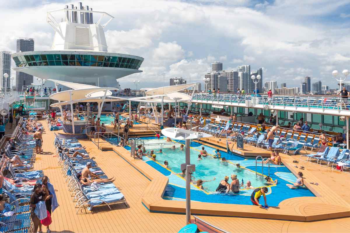 Luxus für Passagiere, Einschränkungen für die Besatzung: zwei Seiten der Arbeit auf einem Kreuzfahrtschiff