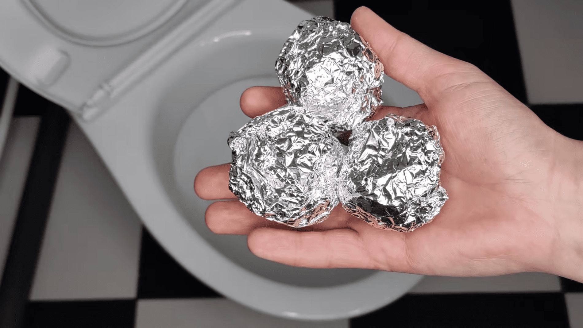 Omas Geheimnis, um sich keine Gedanken über die Sauberkeit der Toilette zu machen: Drei Folienkugeln reichen aus
