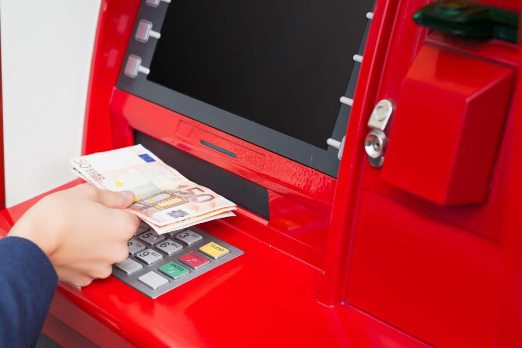Heben Sie niemals Geld ab, wenn Sie dieses Detail am Geldautomaten bemerken, da Sie möglicherweise mit einer Kamera aufgezeichnet werden, um Sie um Millionen zu betrügen.