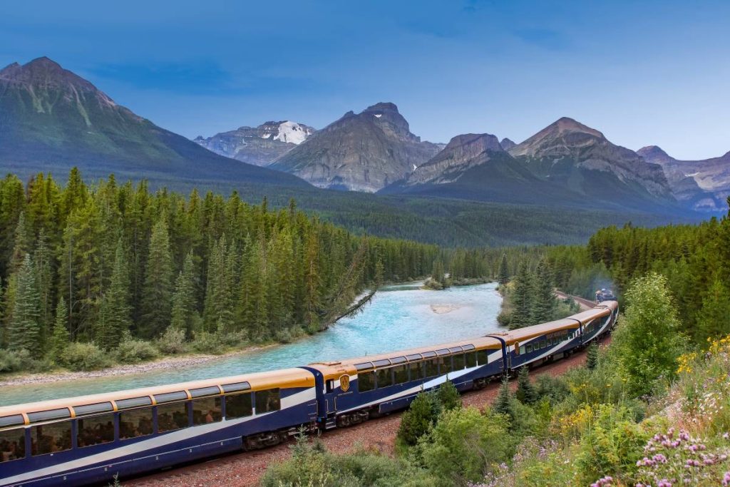 Der Zug mit transparentem Dach, der durch die USA und Kanada fährt, wurde zur besten Bahnreise der Welt gekürt