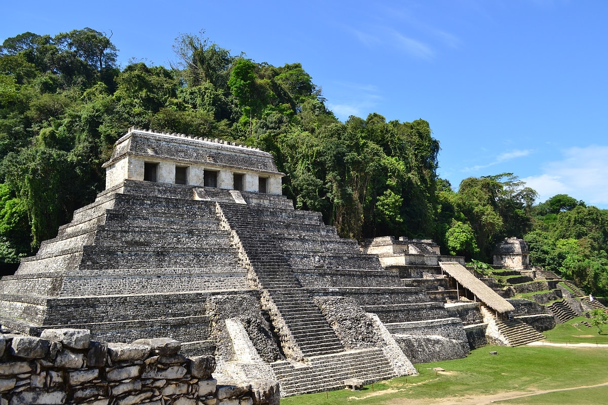 Archäologen aus Texas haben das Grab eines Anführers der Maya-Dynastie mit einer riesigen Sammlung von Gegenständen entdeckt