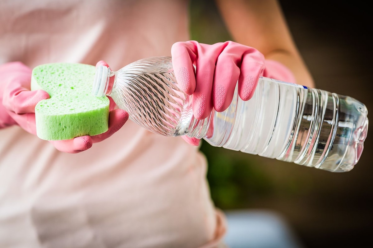 5 Anwendungsmöglichkeiten für konzentrierten Reinigungsessig, die Sie noch nicht kannten: Er beseitigt unangenehme Gerüche, entfernt Schmutz gründlich und eignet sich für jeden Raum im Haus.