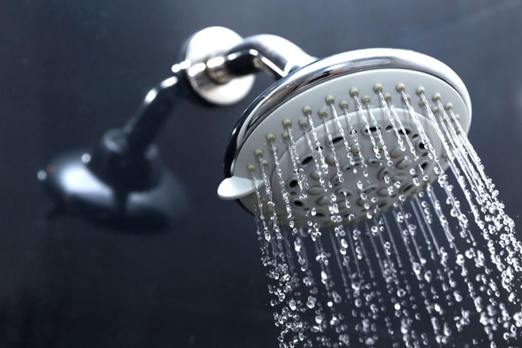 Die Wissenschaft bestätigt, wie oft Menschen über 65 duschen sollten