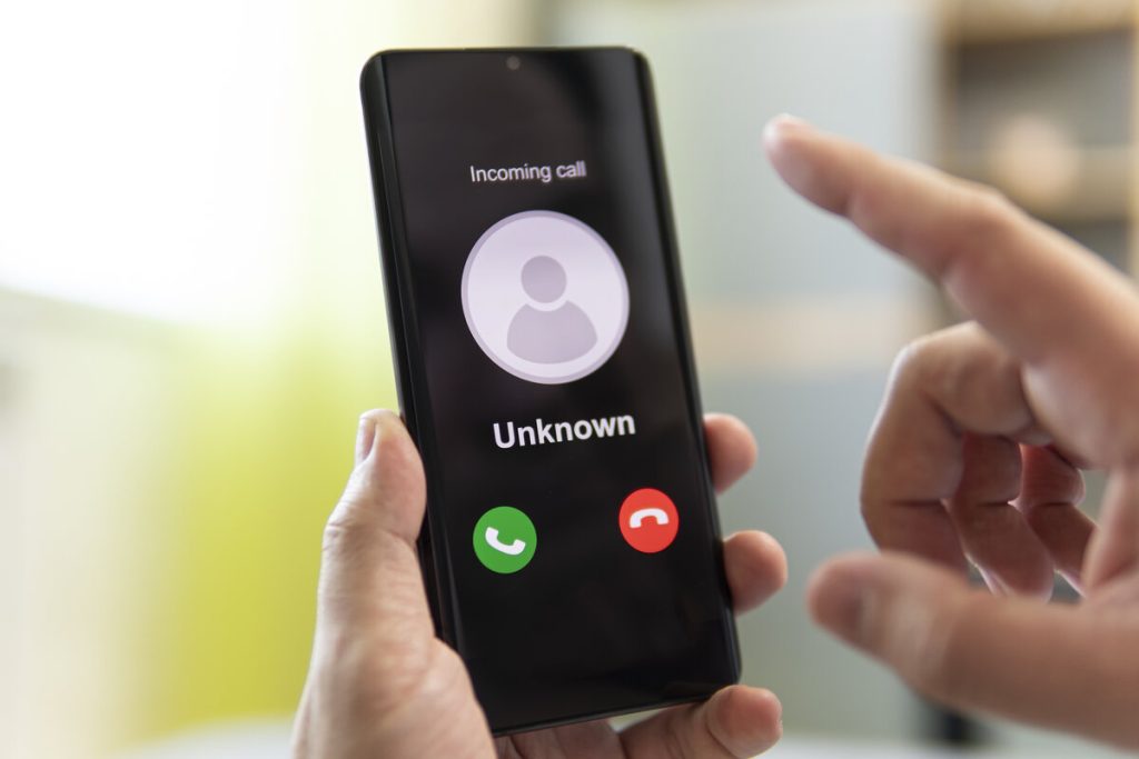 Was Sie am Telefon mit Fremden nicht sagen sollten, um nicht Opfer von Betrügern zu werden