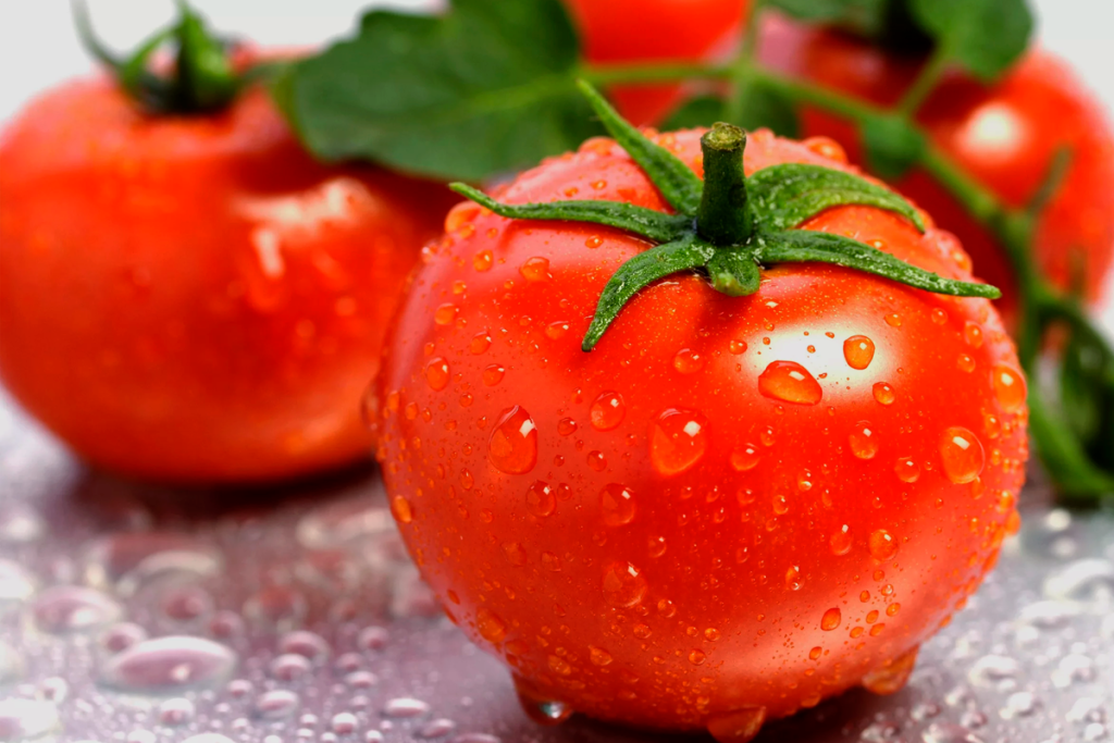 Ich nehme ein paar Stück aus dem Garten und lege sie unter die grünen Tomaten. Sie reifen wie mit Hefe und werden rot.
