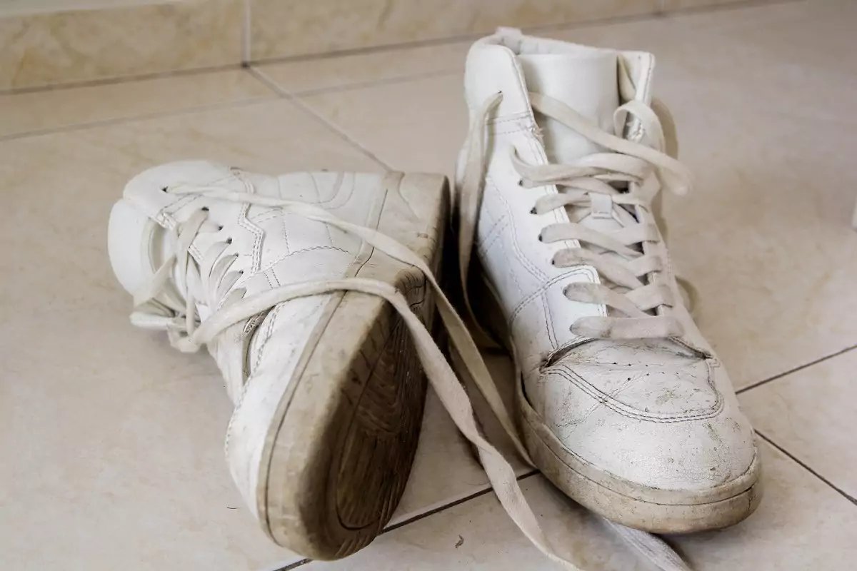 Weder Essig noch Backpulver: Ihre weißen Turnschuhe werden wie neu, wenn Sie nur Zutaten verwenden, die Sie zu Hause haben