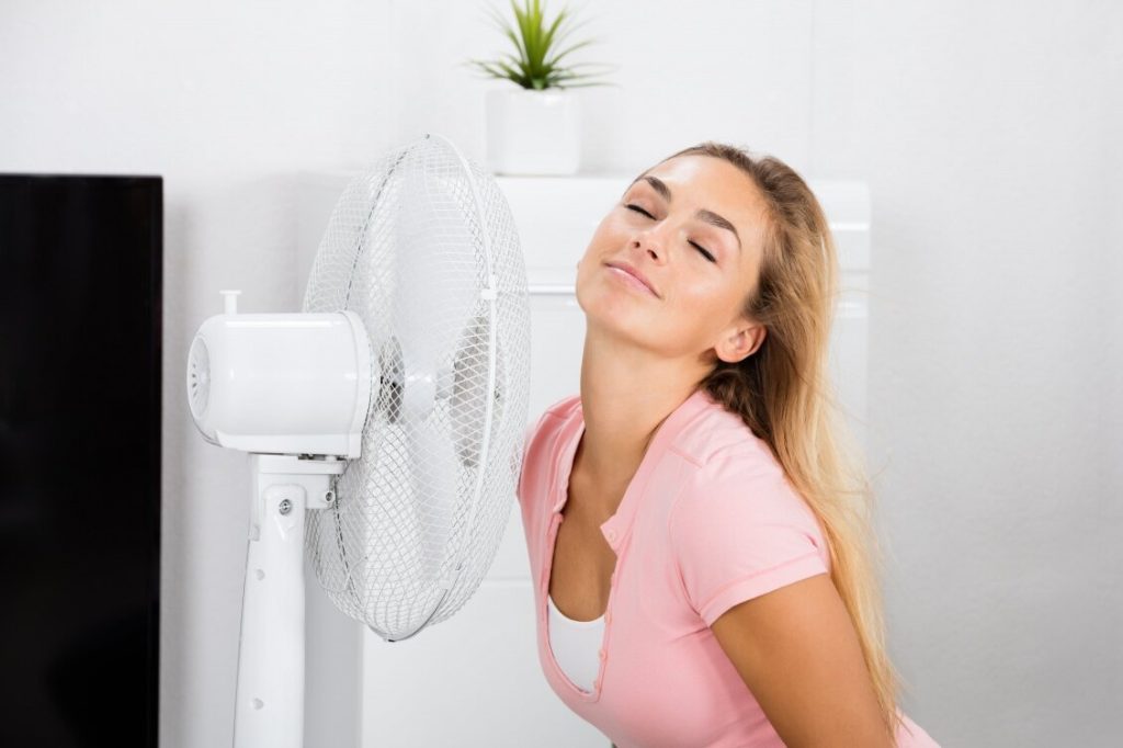 Architekt: „Um den Raum zu kühlen und bei heißem Wetter besser schlafen zu können, legen Sie ein Handtuch hinter den Ventilator; das Wasser verdunstet und senkt die Temperatur.“