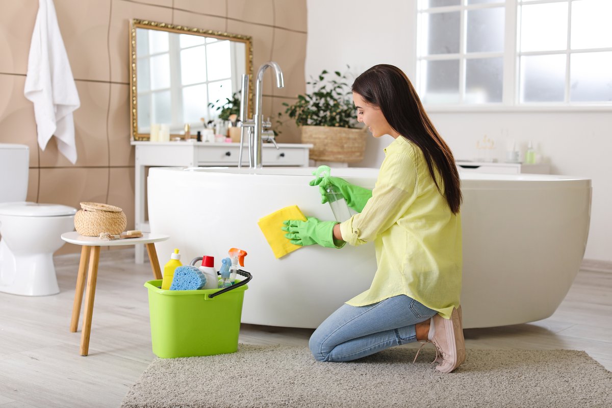 Das Badezimmer strahlend weiß geputzt: die einfachsten und effektivsten Tricks von einer bekannten Putzfrau.