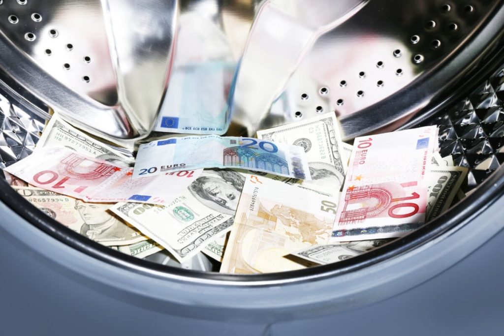 Viele lassen die Tür der Waschmaschine nach dem Gebrauch offen: eine einfache Geste, die Hunderte von Euro spart