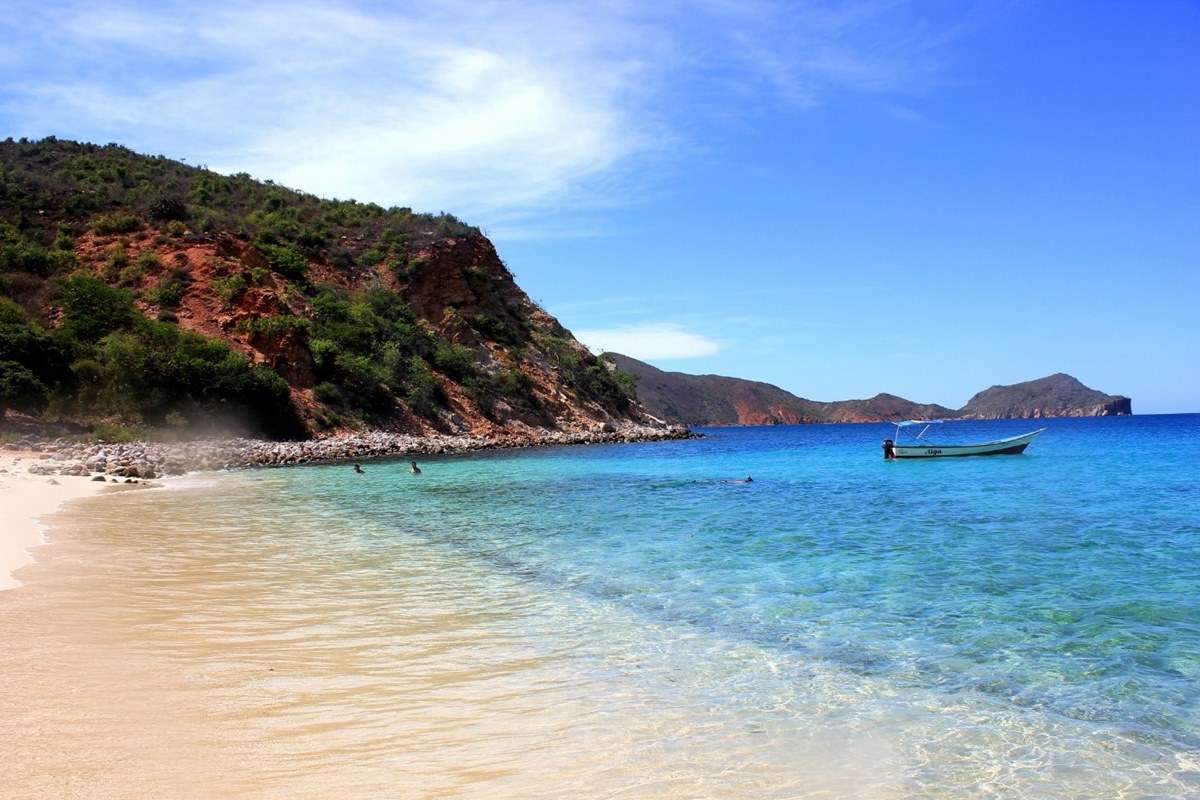 Es sieht aus wie die Malediven, liegt aber in Spanien: eine menschenleere Bucht mit kristallklarem Wasser, der perfekte Ort für einen Besuch in diesem Sommer.