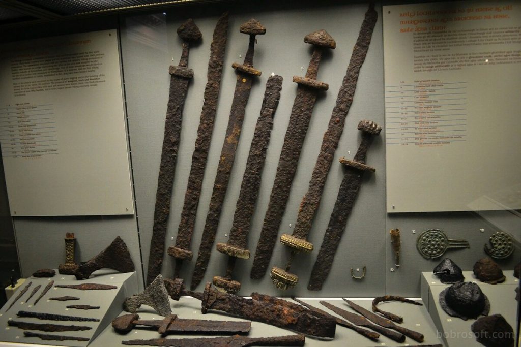 Beim Säubern des Flusses fanden sie zufällig einen mittelalterlichen Schatz mit Gold, der vor 1000 Jahren hergestellt wurde.